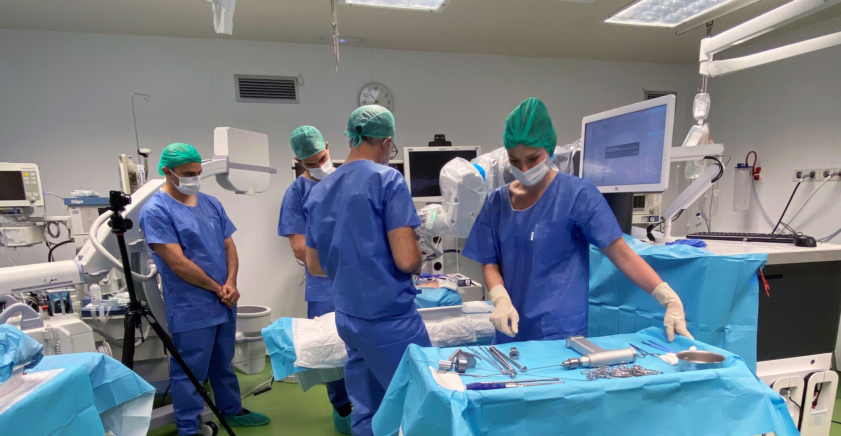 Cómo optimizar la precisión de robots médicos para cirugías complejas