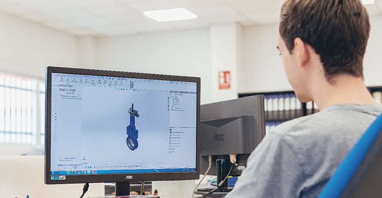 Técnico de Válvulas Zubi diseñando con SOLIDWORKS