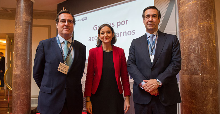 Antonio Garamendi, presidente de CEOE; Reyes Maroto, ministra de Industria, Comercio y Turismo; y Bernardo Velázquez, presidente de Unesid, posan antes del comienzo del acto